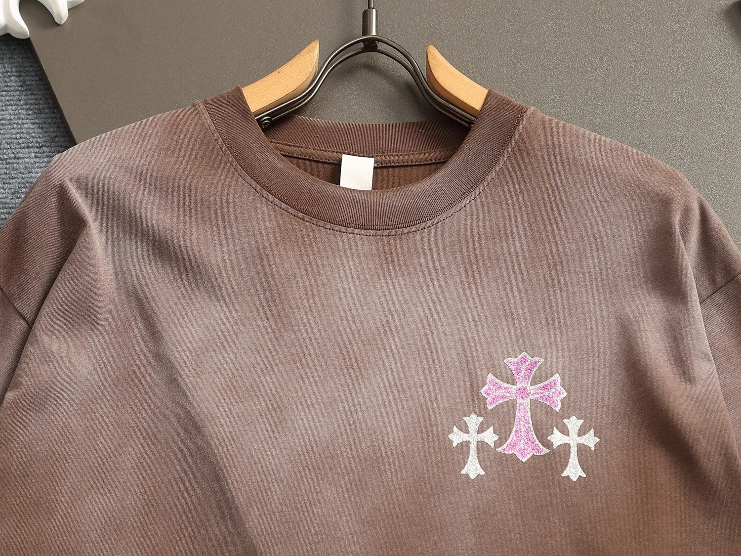 🅿️220 Chrome hearts ch Chrome hearts cross pink hot diamond short-sleeved t-shirt. Advanced tie-dye technology. Large version. Loose and stylish. Low version, slim and long version with upper body and raised hips. 100% commitment: top quality, not fast food. The highest version on the market. Top quality, 320 grams. 26 custom-dyed double yarn cotton, same style for men and women, complete with three standards. Color: Six colors available, available to the public. Size: XS-L. Size chart: